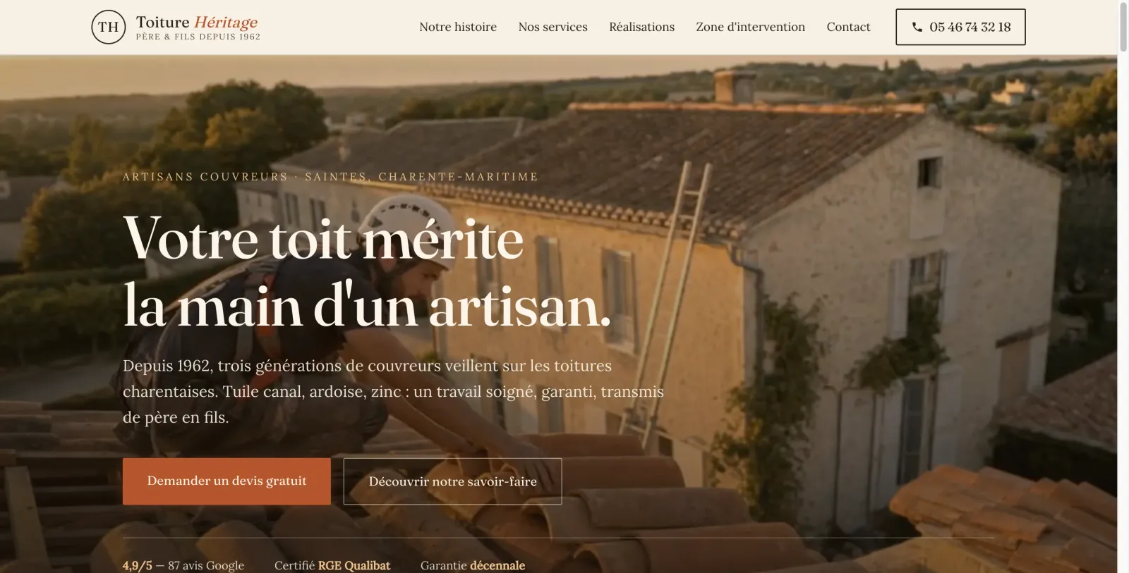 Aperçu du site Toiture Héritage : page d'accueil éditoriale aux tons chauds